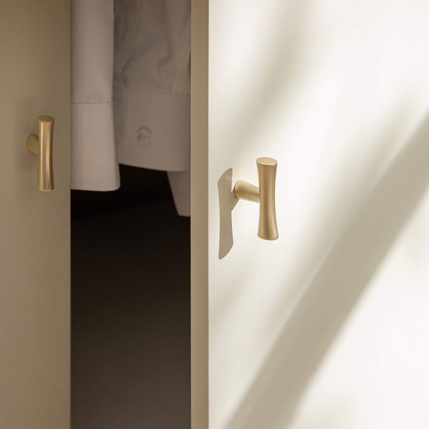 Oakham Triple Closet, Shaded White