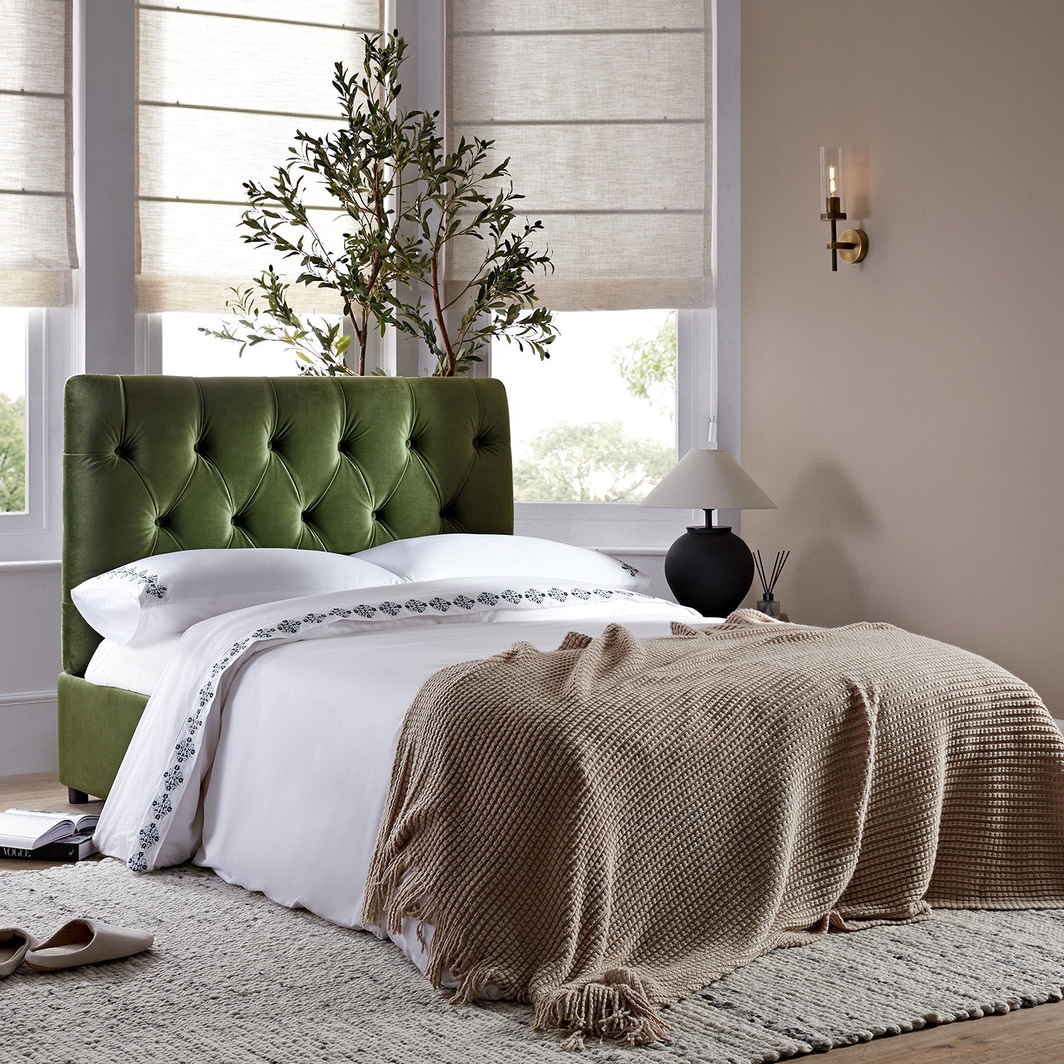 Portland Full size Buttoned Fold-Out Bed in Ottoman, Moss Green Velvet