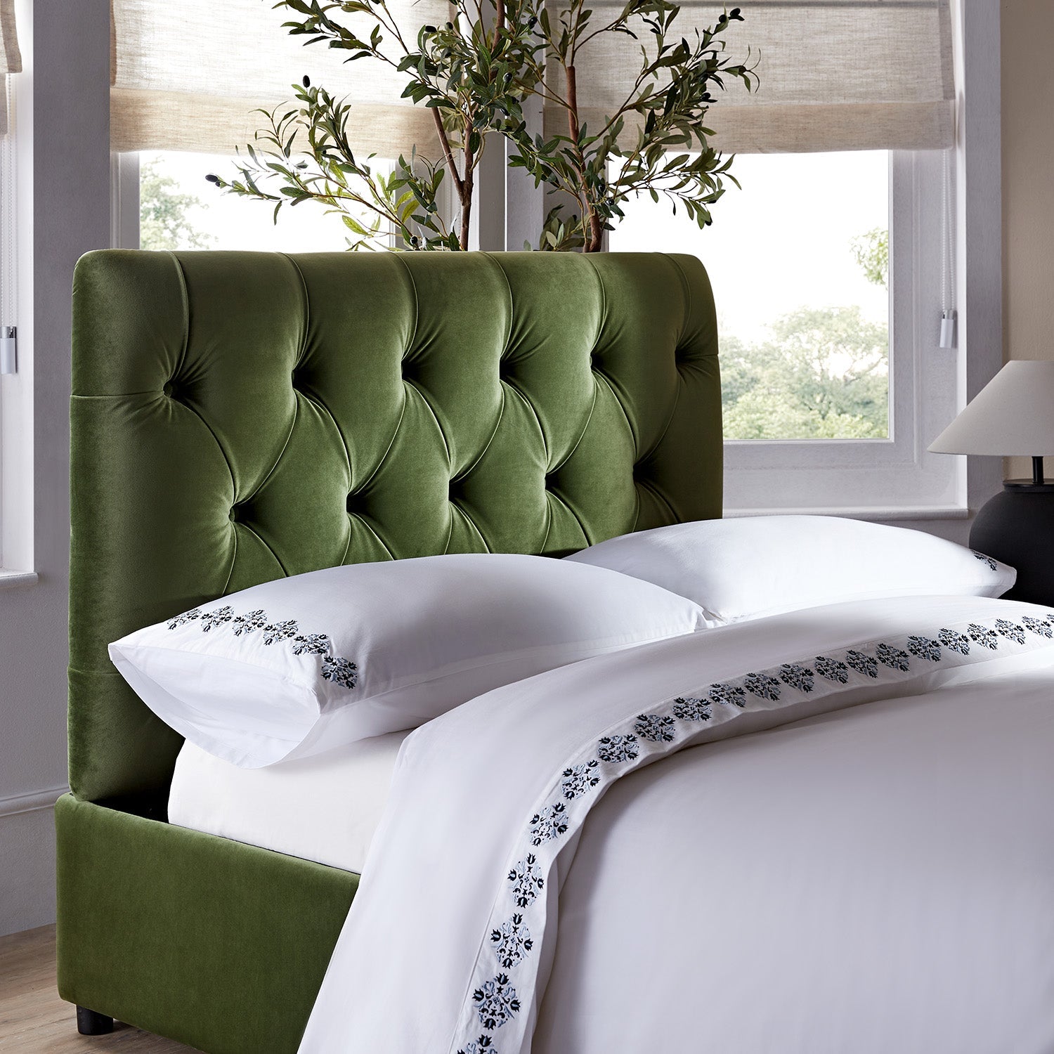 Portland Full size Buttoned Fold-Out Bed in Ottoman, Moss Green Velvet