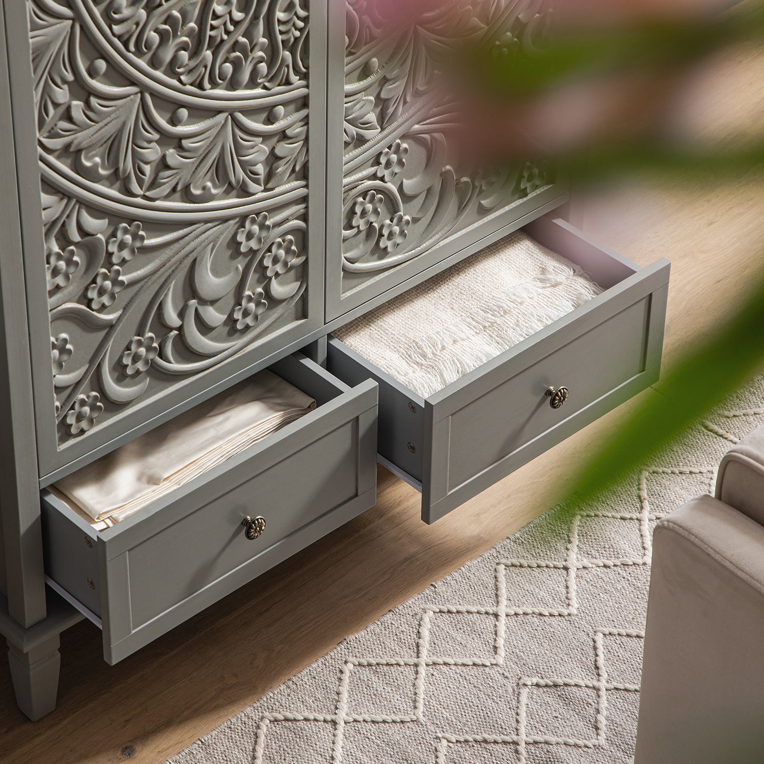 Chantilly Mid Gray Carved Double Closet