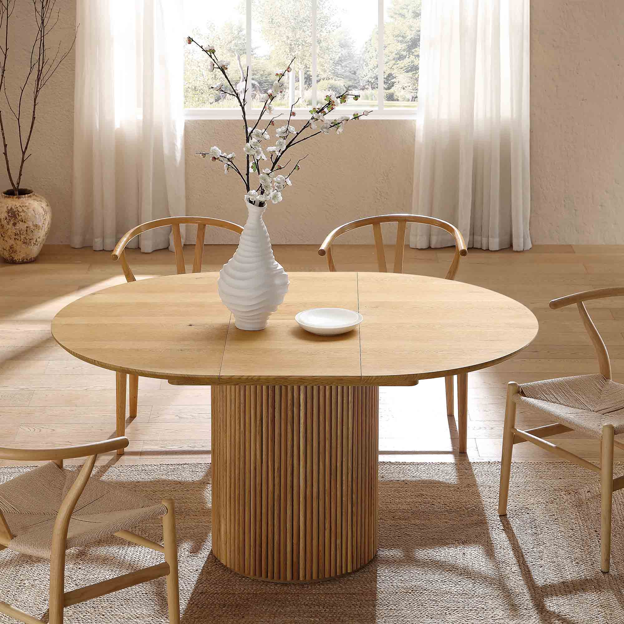 Maru Round 4-6 Seater Extending Oak Pedestal Dining Table, Oak | daals.com